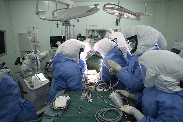 一度命在旦夕的武汉新冠患者肺移植成功：用了62天ECMO