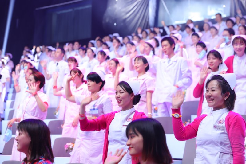 《快乐大本营》“护士节特别节目”致敬医护天使