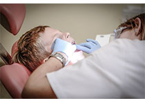 骨劈开术联合角化龈根向复位瓣术在下颌后牙区种植一例