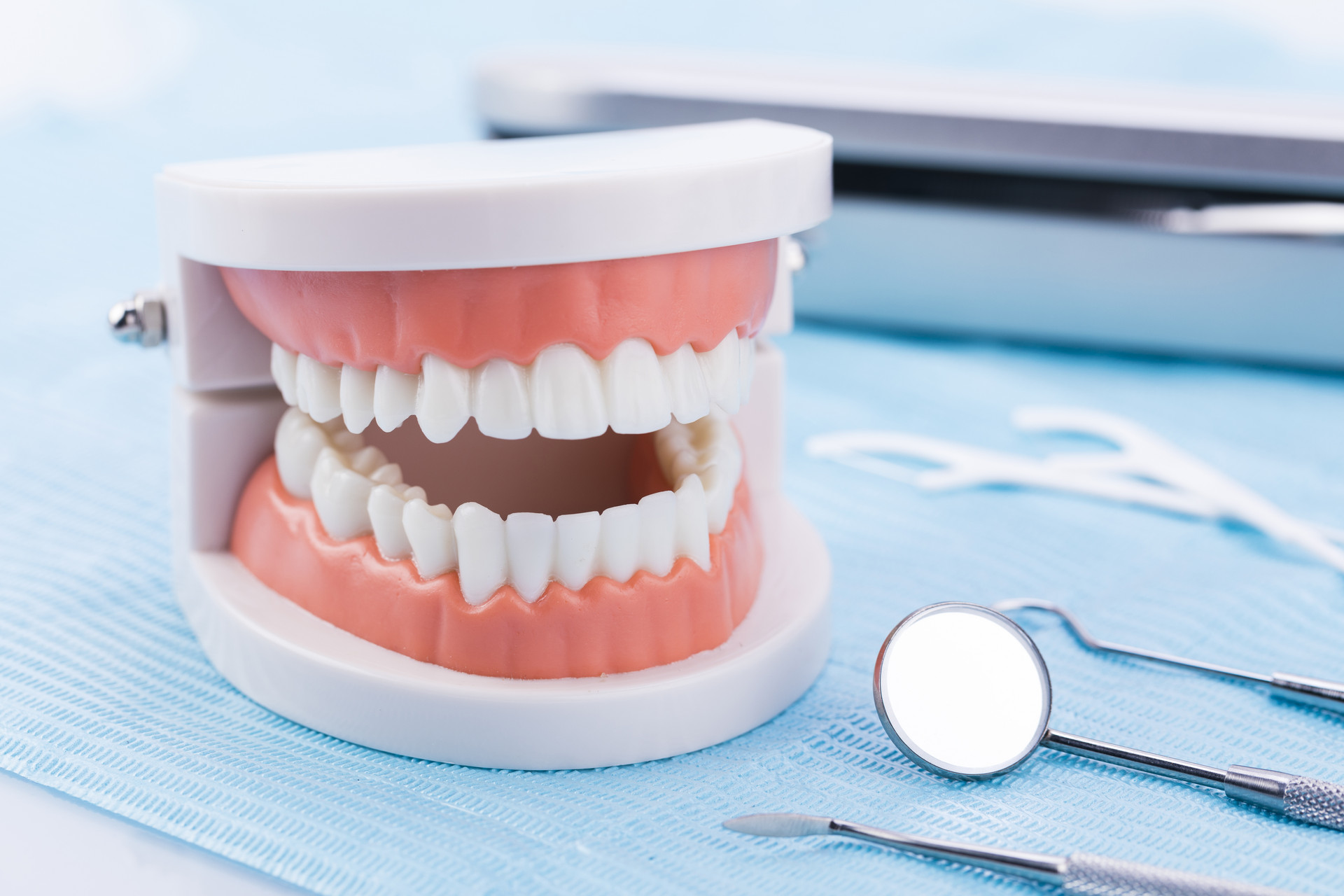 Clin Oral Investig：全身使用阿奇霉素作为III/IV期牙周炎患者洗牙和根管治疗的辅助治疗手段