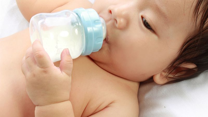 BMJ：奶粉“内卷”也来啦！七项RCT与国家教育数据分析回答你：改良配方奶粉到底会不会让宝宝更聪明？