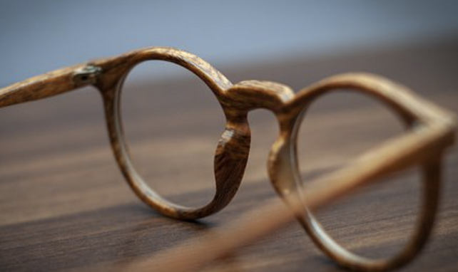 中外学者齐发现，戴眼镜的人感染新冠风险大大降低
