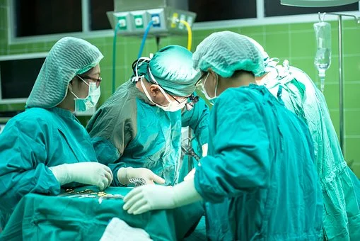 华西医院成功实施胸腔镜下经肋间小切口免缝合主动脉瓣置换联合升主动脉成形术