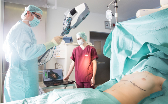 J Clin Med：手持式 3D 设备在隆胸术中对胸部形状、体积和对称性的非主观评估