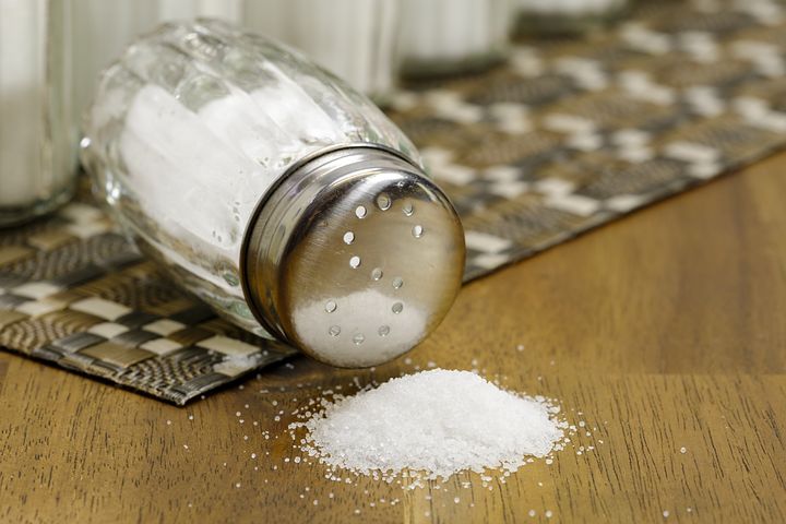 餐桌上的盐罐——心血管的定时炸弹！JACC：在食物中添加盐会增加心血管疾病的风险