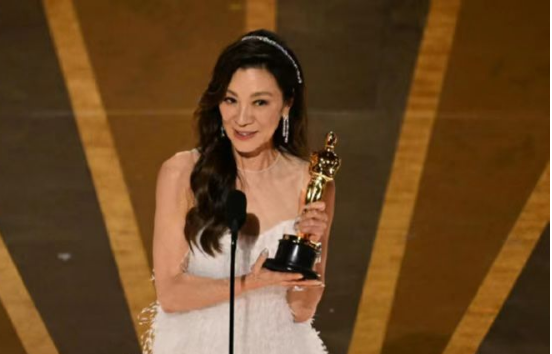 创历史！杨紫琼成为首位华裔奥斯卡最佳女主角！从平凡到不朽，自信心背后的神经学基础