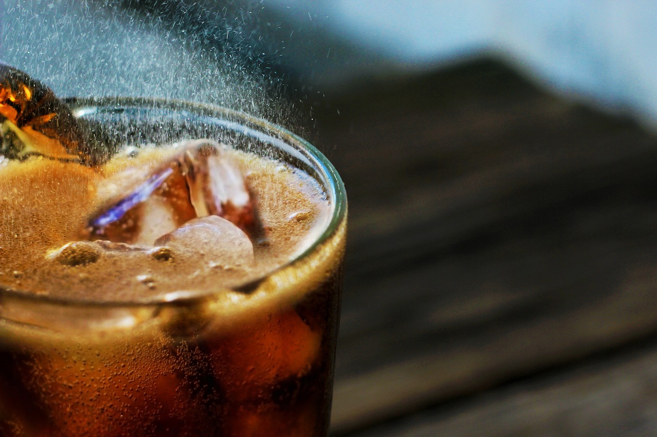 JAMA子刊：喝含糖饮料、人工甜味饮料或果汁，会升高慢性肾脏病发生风险吗？