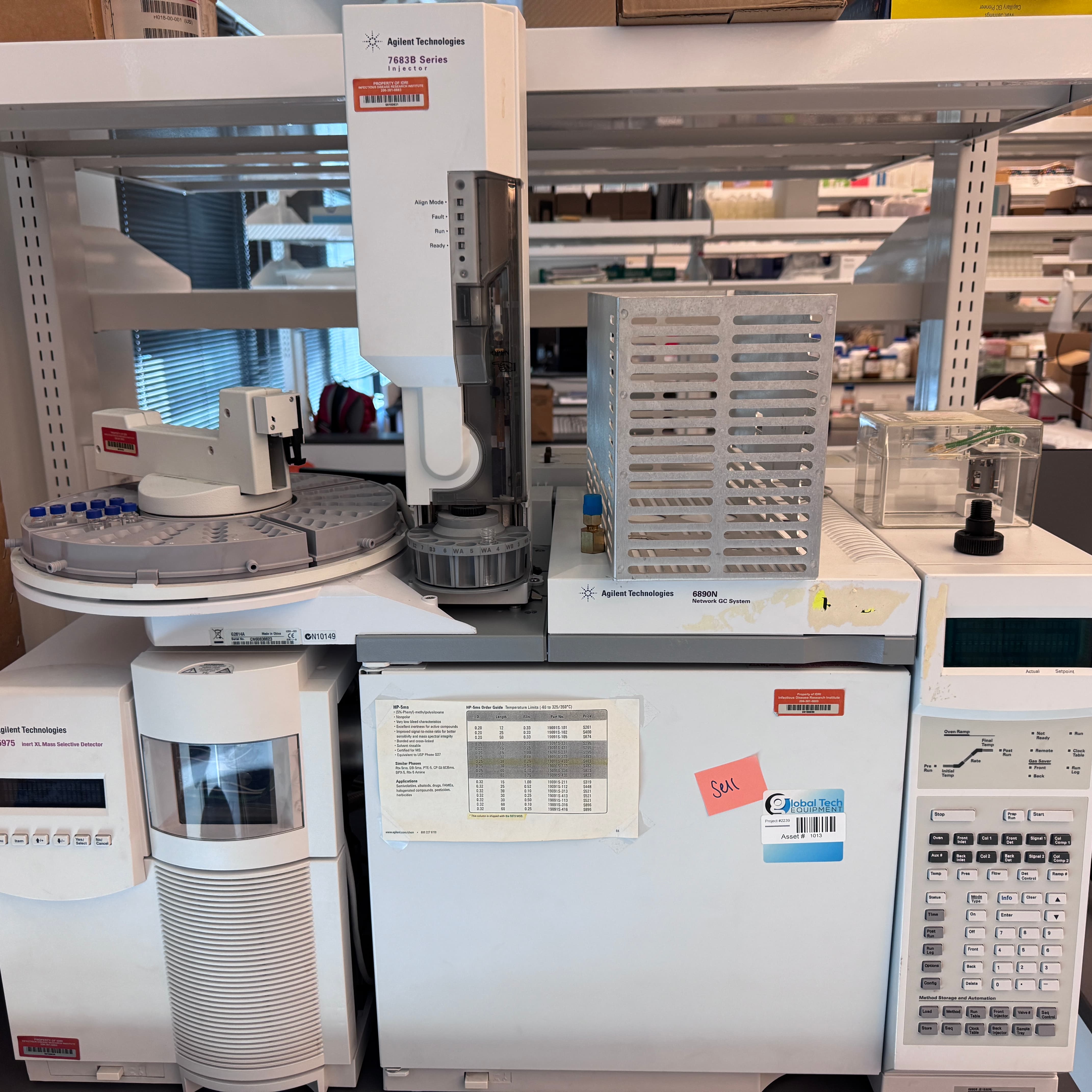 二手安捷倫 Agilent 7000C GCMS 氣質聯用儀 包括：5975 Inert XL 質譜檢測器（配備渦輪分子泵）、6890N 氣相色譜儀（含 FID 檢測器）、7683B 自動進樣塔及樣品盤、Duo 雙級旋片式真空泵。