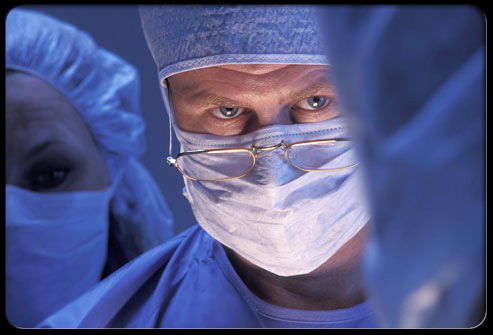 隆胸术后肋骨移植鼻成形术的联合整形手术选择什么切口？