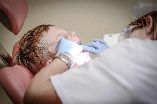 卫生专业人员对学龄前儿童使用氟化物清漆预防龋齿的建议