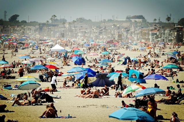 美国<font color="red">加州</font>高温，民众无视疫情聚集海滩避暑，专家：100万可能是“零头”
