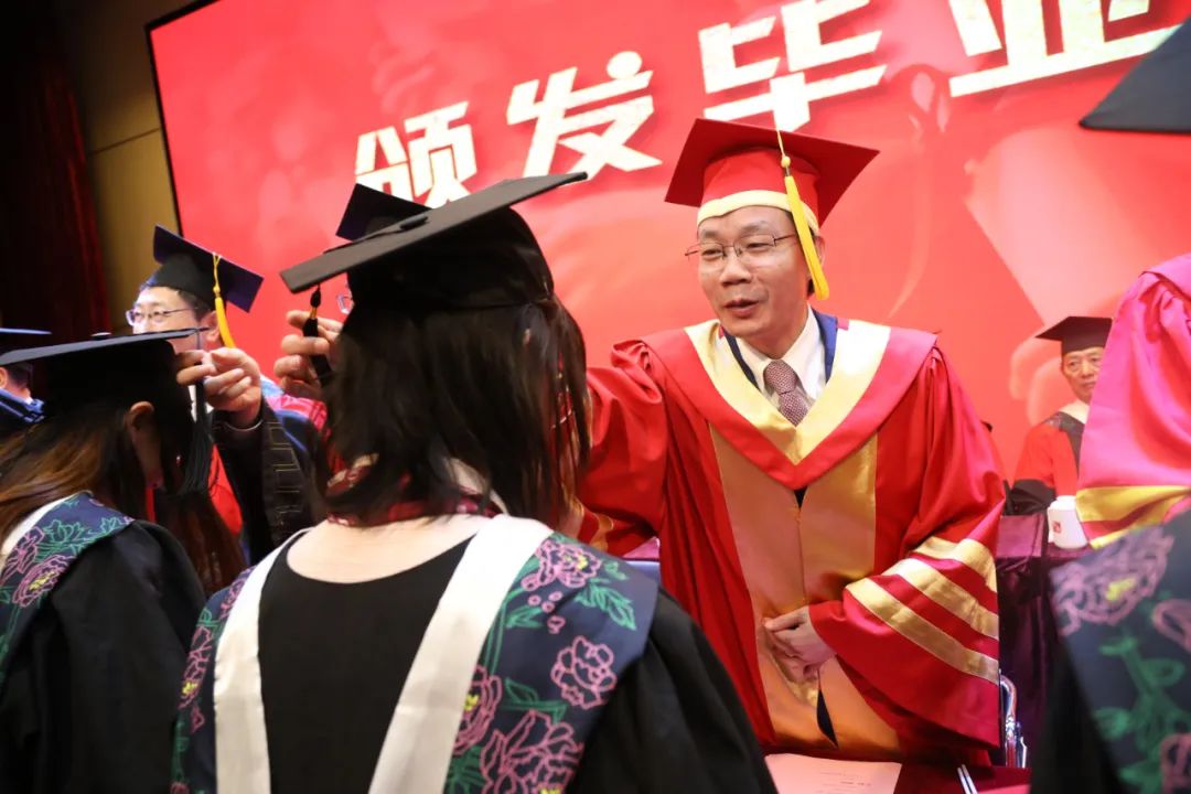 陈国强在毕业晚会上寄语<font color="red">青年学</font>子：未来是你们的主场，澎湃吧！