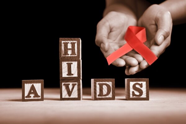 医院<font color="red">因</font>违规操作，导致六旬保安患艾滋？！艾滋病传播方式有几种？