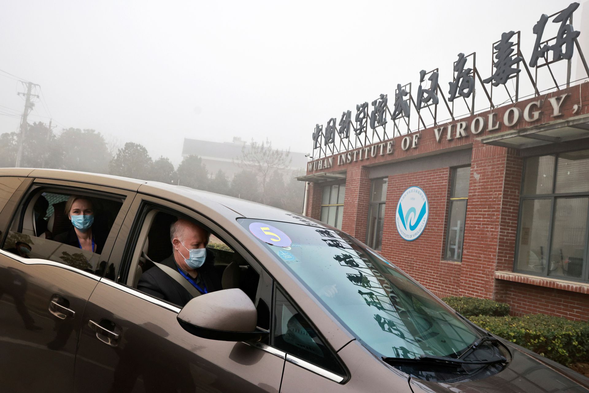 世卫专家组在中国进行新冠病毒溯源调查时，曾访问武汉病毒研究所。（Reuters）