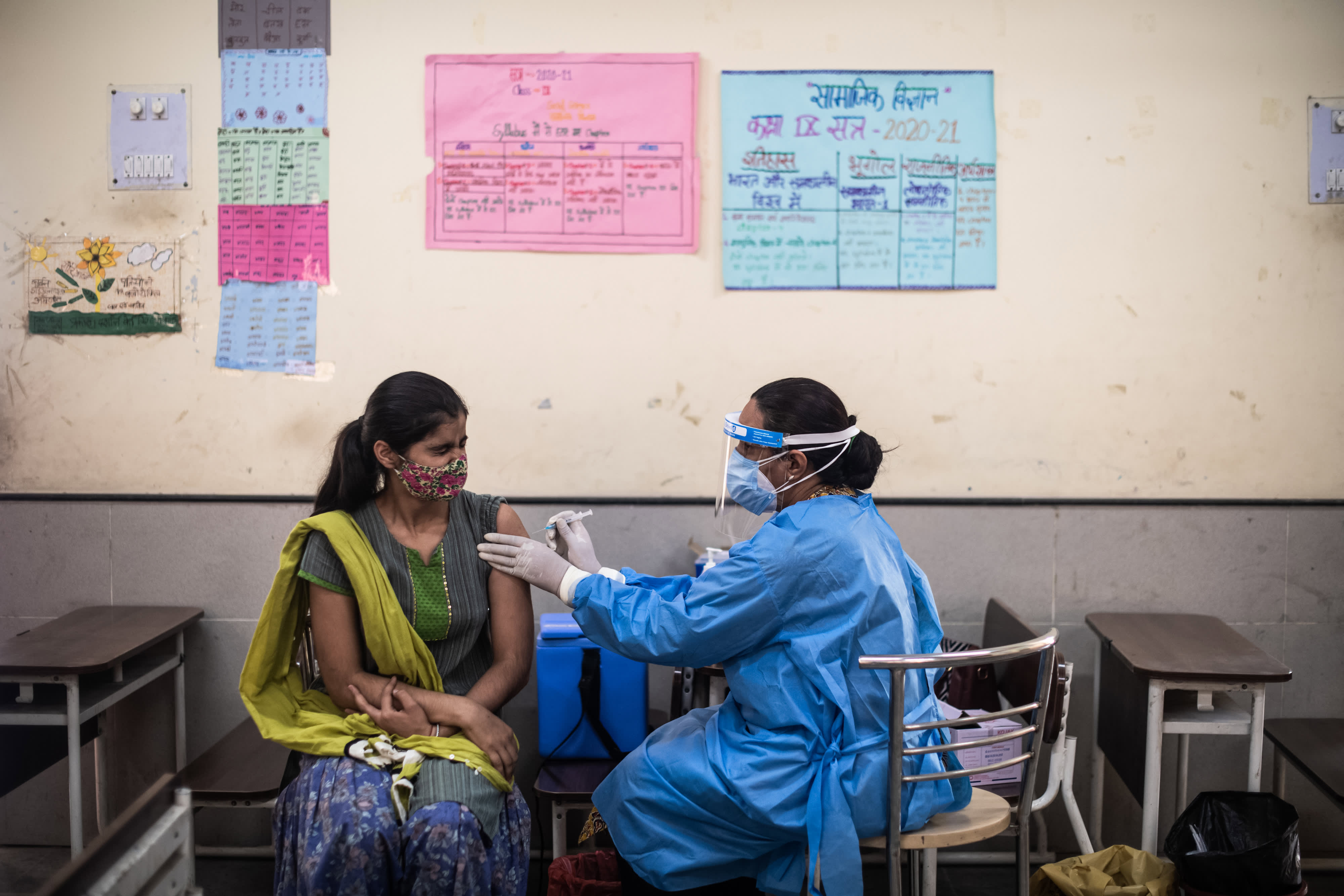 印度是全球最大的新冠疫苗生产国，却面临严重的内部短缺
