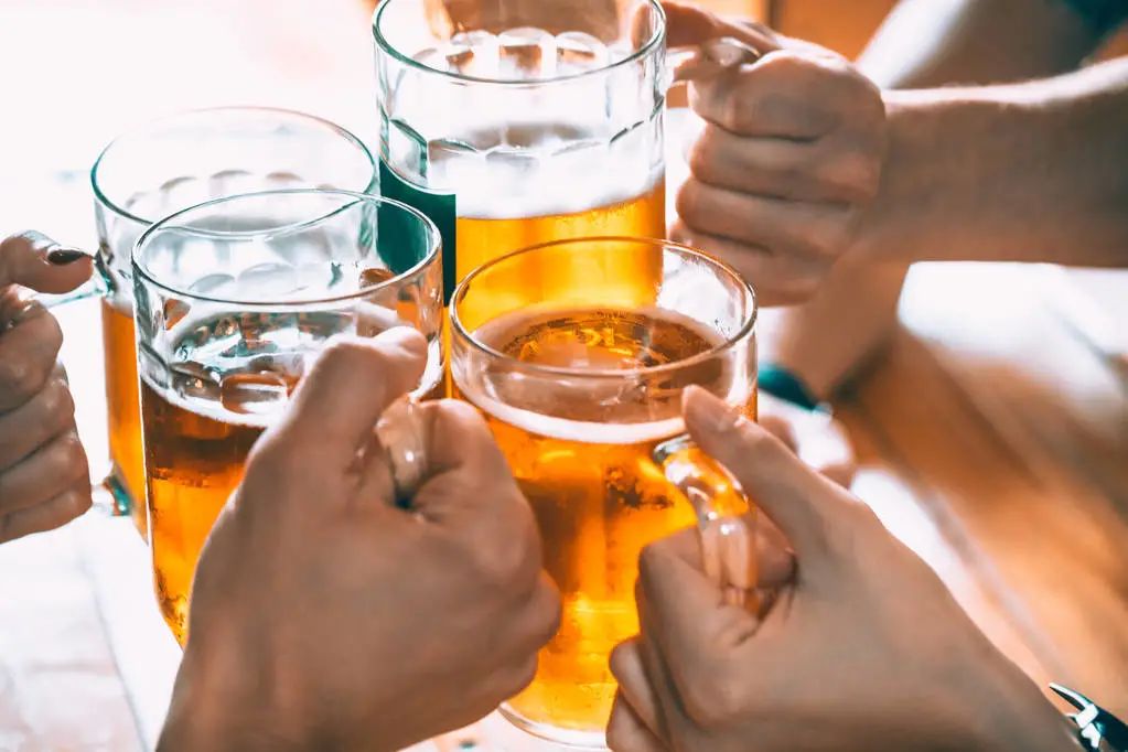 《自然》子刊：大口喝酒，心脏颤抖~~！3.6万人数据分析表明，重要节假日过度饮酒与房颤发作风险增加显著相关