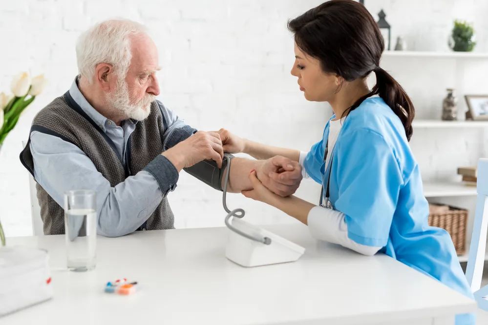有哪些特点、药物如何选择、该注意什么？老年高血压疑问3连击