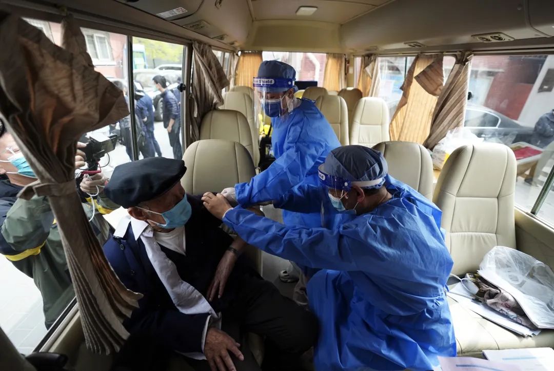 北京疾控打通老人疫苗接种“最后一<font color="red">公里</font>”，流动接种车上门接种