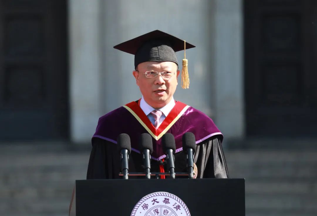 2022年清华大学本科生毕业典礼王希勤校长：任凭风雨，自信征途