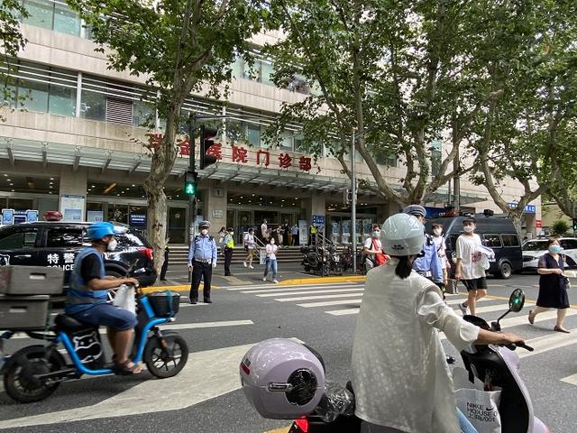 上海瑞金医院一男子持刀伤人 被警察开枪制服