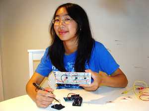 美17岁中学生发明可通过手机<font color="red">传输</font>数据的心电图装置
