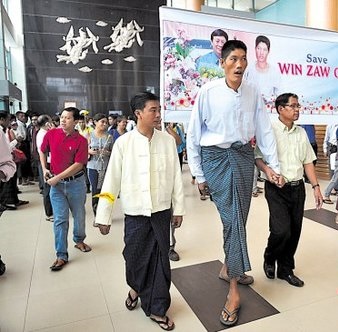 缅甸男子患肿瘤身高2.33米