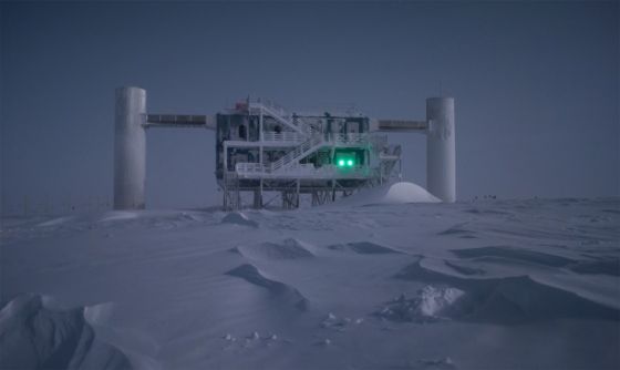 设立在南极冰雪之中的南极“冰立方”（Icecube）中微子探测器