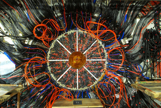 发现4夸克粒子Zc(3900)的北京正负电子对撞机BESIII实验设备