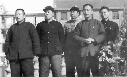 1959年，张涤生（右二）在陕西安康县医院成功抢救严重烧伤病人后留影。