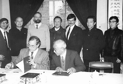 1985年，张涤生代表中方签订中澳颅面外科合作交流协议。