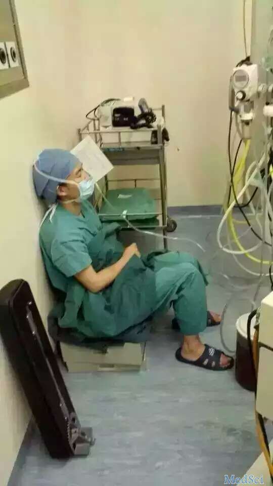医生连着做8台手术后坐地上吸氧 照片在朋友圈传开
