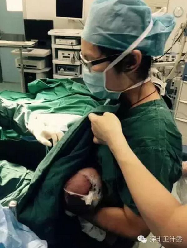 护士手术时亲自为生病婴儿哺乳