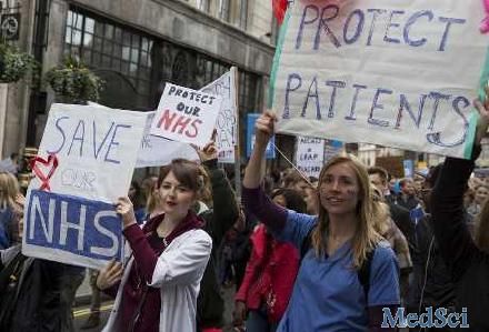 英国数万名医生走上街头 抗议工资低<font color="red">要求</font>改善待遇