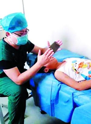 男医生手术室举手机为患儿放动画片(图)