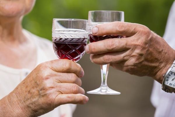 BMJ Open：适度饮酒可降低阿尔茨海默症患者死亡率