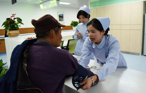 1月17日，在微医集团杭州手术中心，医护人员为患者测量血压。