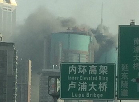 上海长征医院楼顶发生<font color="red">火灾</font> 浓烟滚滚