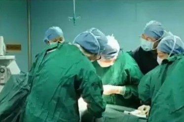 手术4小时救回产妇的命，医生却被扣4000元工资