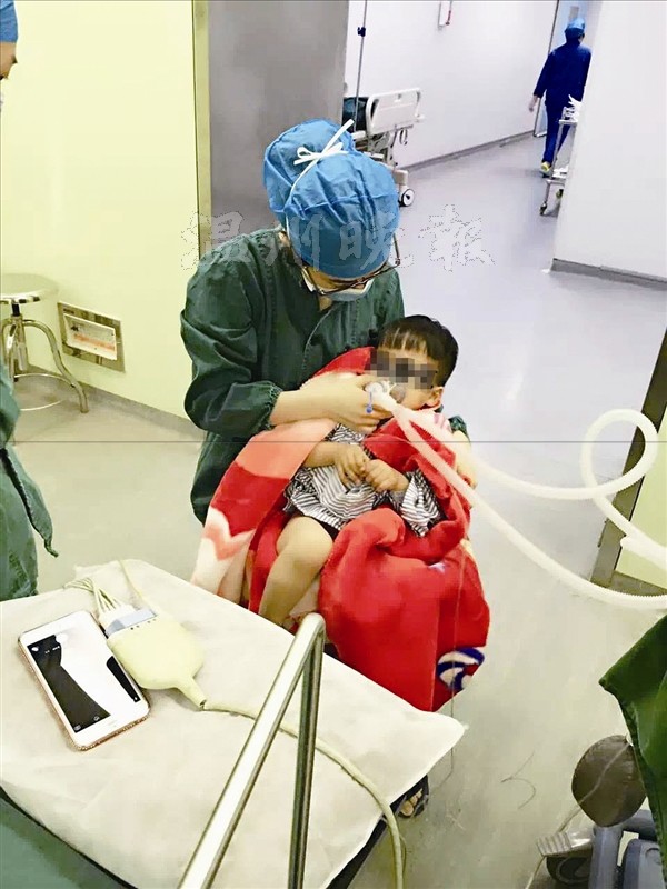 麻醉师抱着孩子做麻醉 温暖照片刷爆了<font color="red">朋友圈</font>