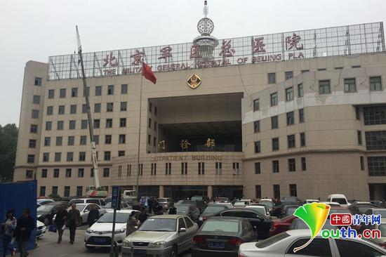 4月27日上午，北京军区总医院门诊部前停留了一辆吊臂车。据医院内部人员介绍，“北京军区总医院”将更名为“陆军总医院”，目前正在换牌。中国青年网记者 万可义 摄 