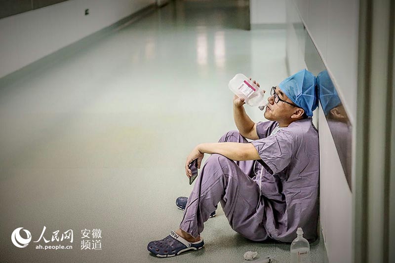 医生累倒在手术室外，瘫坐地上喝葡萄糖，竟然引来指责！