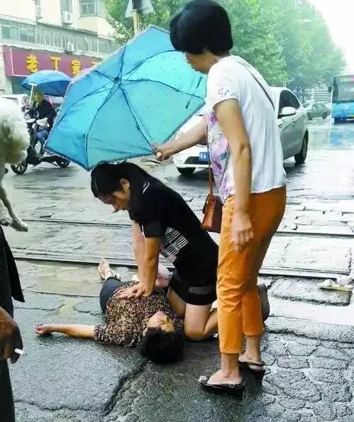 护士雨中跪地救人，膝盖流血，全身是泥