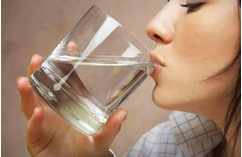 夏季饮水谨防水中毒 养成定时喝水的习惯