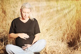 过期盐水致孕妇胎死腹中? 医院回应三大疑点