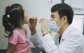 【图说中国】人民网记者，跟拍新华医院急诊室里的儿科医生