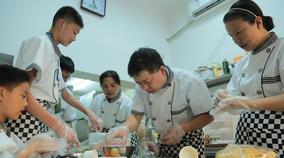 暖心：湖南省肿瘤医院医生护士给病人做月饼