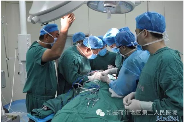 上海交通大学医学院附属新华医院副院长刘颖斌带领专家团队在喀什二院开展手术指导等学术交流活动