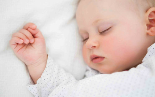 美国儿科学会：婴儿<font color="red">出生</font>第1年，建议跟父母睡同一房间