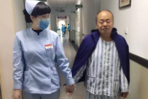 一张美女护士与男病人的牵手照引发的风波