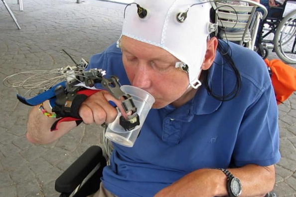 瘫痪病人的救星——科学家发明机器人手